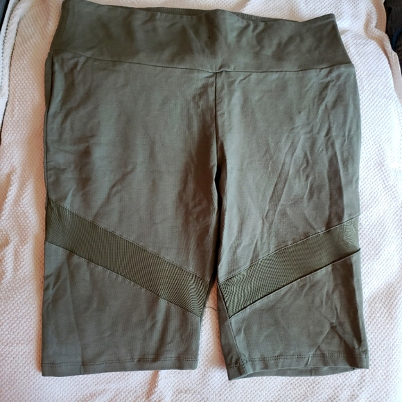2/20 NWT olive green bike short, mesh panels 1X - Picture 1 of 3